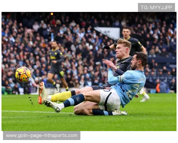 曼城中场连续小范围传导，最终创造致命机会