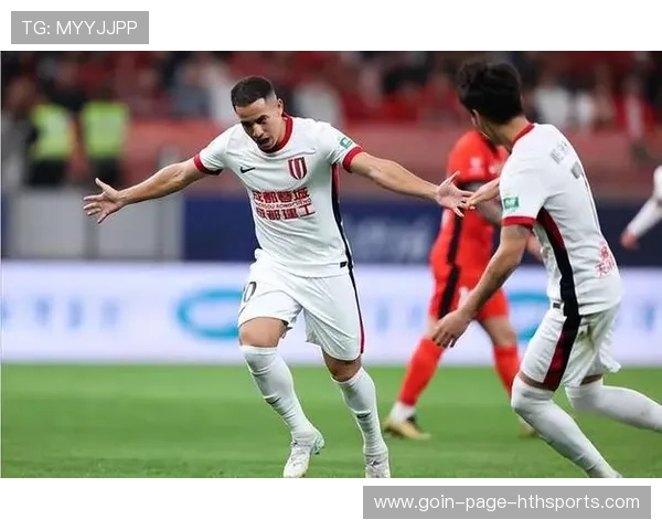 费利佩接罗慕洛直传，禁区内倚住防守队员扫射